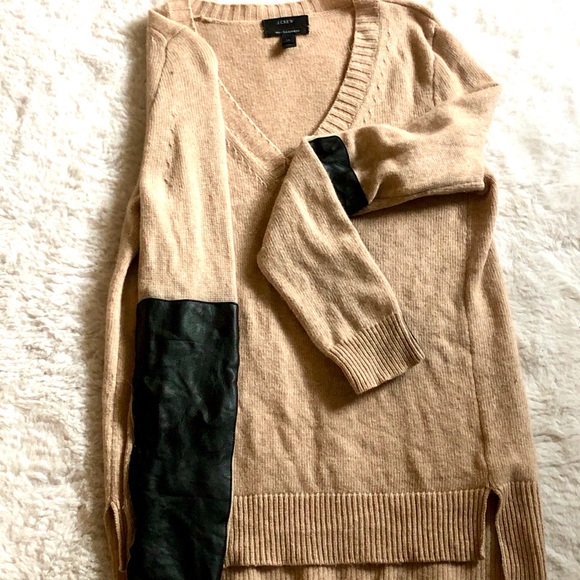 NWOT Cashmere V-neck Sweater with Leather Padded Arm Detailing - Picture 2 of 2